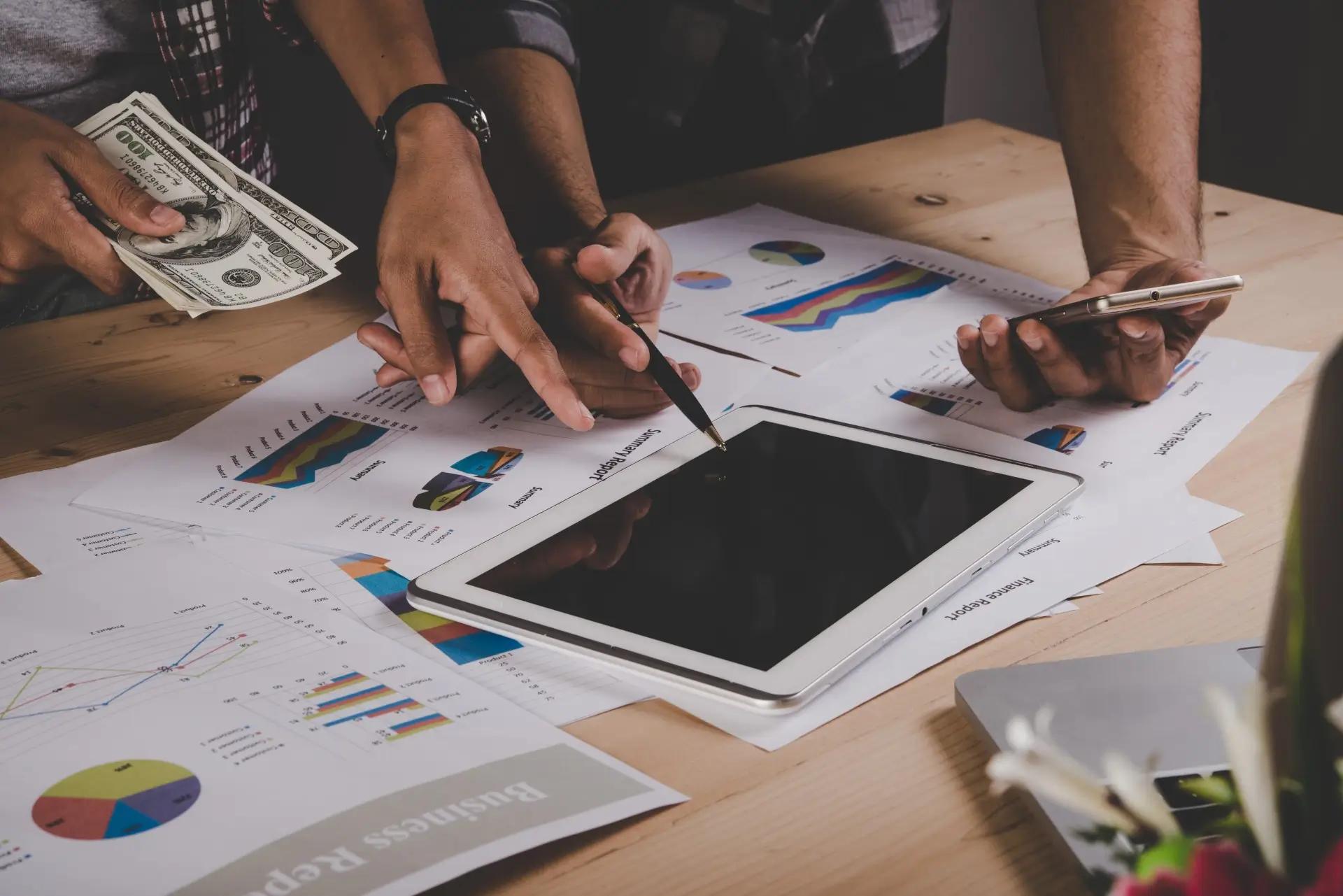 Mesa con proyecciones financieras