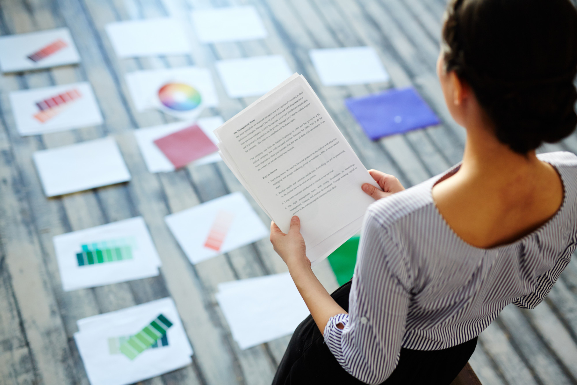 Mujer revisando diseños