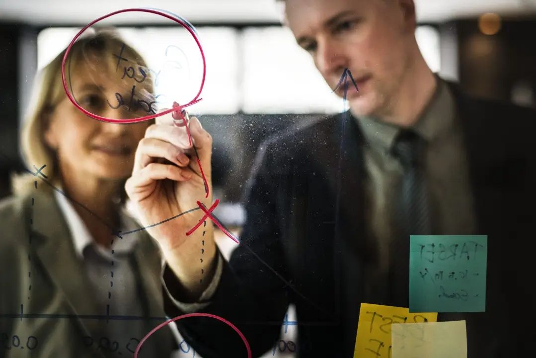 Personas escribiendo en vidrio