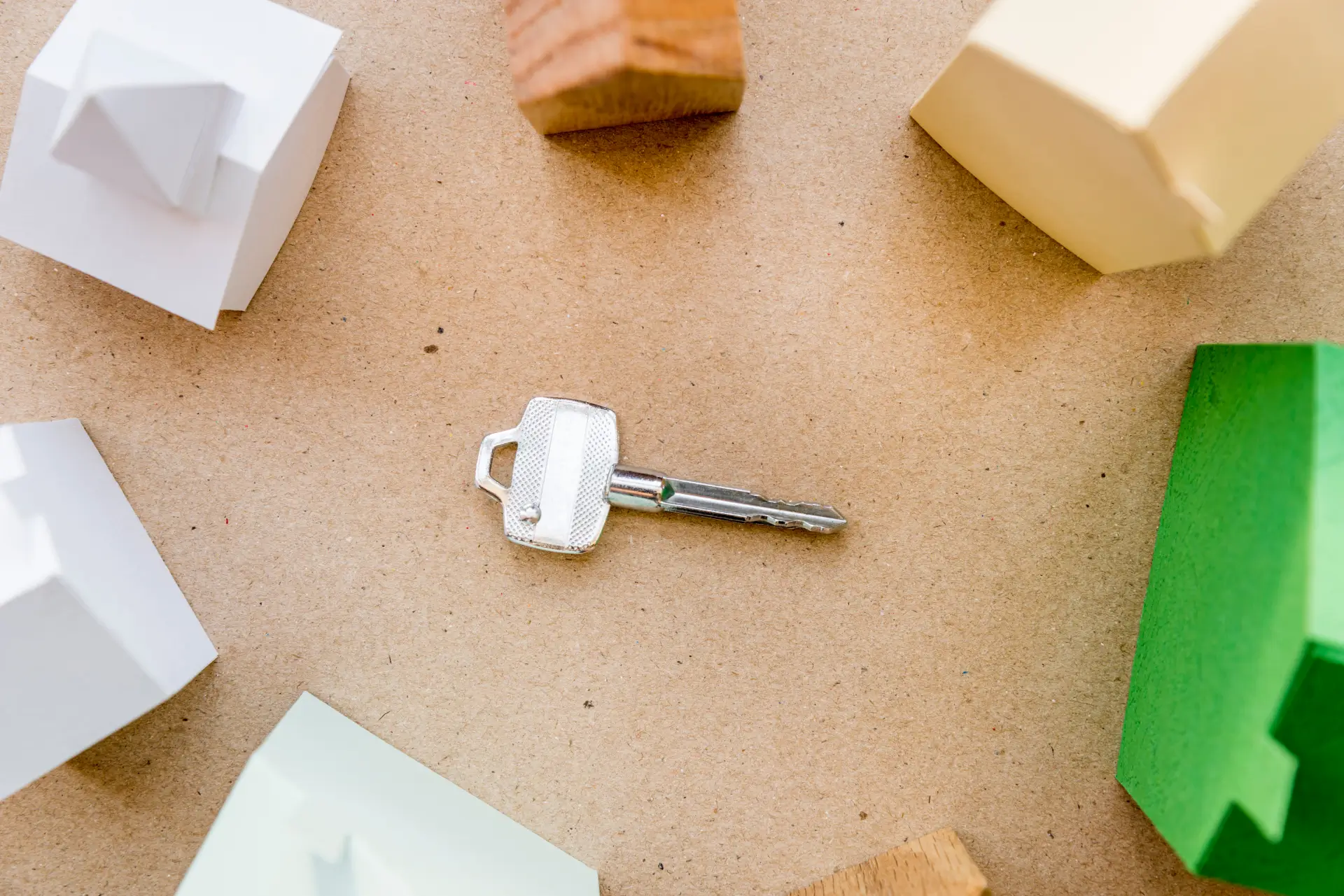 LLave rodeada por casas de papel